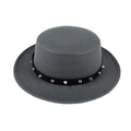 Chapeau en laine gris foncé à bord plat avec bande en cuir à rivets punk - M (56-58cm) / Gris