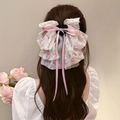Detailweergave van haarklem met roze bloemen organza strik en lange stoffen linten - Roze Bloemen