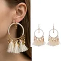 Dettaglio orecchini stile boho con frange in cotone bianco e perline dorate su cerchi - Stile 3 Cerchio Grande Nappa - Bianco