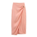 Falda midi cruzada de satén coral claro con una elegante hebilla de metal dorada - XS / Rosa