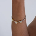 Bracelet à chaîne serpent en argent avec trois breloques cœurs, bord jaune et zircons blancs - E404-Couleur Acier