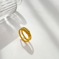 Detail of 18K gold-plated titanium steel ring with multilayered knot and hollow lines - Double Layer Multi-knot / US 8