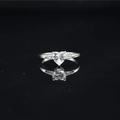 Anillo clásico de moissanita con forma de corazón sobre superficie negra reflectante - US 5 / Color Acero