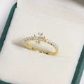 Detail of adjustable gold ring with floral zircon clusters and side pearl accents - Four Teardrop Zirconia Cross Flower and Pearl Style (金色4)