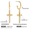 Detailansicht der goldenen Kreuzschwert Ohrringe mit Zirkon und 18K Goldbeschichtung - Goldener Schwert Stil (JDE0208026)