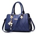 Borsa a mano blu in pelle PU con motivo litchi, manico e ciondolo con nappa di perle - Blu scuro