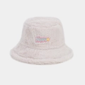 Dettaglio del cappello alla pescatora in peluche bianco sporco con patch Happy - M (56-58cm) / Beige