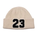 Detalle de gorro de punto acanalado beige con parche bordado del número 23 - Sombrero Beige - Letras Negras
