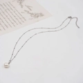 Collier chaîne à billes argentée avec pendentif perle d'eau douce blanche sur carte cadeau - Collier