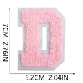 Dettaglio di una toppa termoadesiva lettera D in ciniglia rosa da 7cm per abiti - Lettera singola D / Rosa