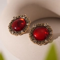 Nahaufnahme der Vintage-Ohrringe aus rotem Harz mit Goldrelief und Glitzerstein-Details - Rot/Gold