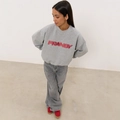 Grauer Oversize-Sweatshirt mit Rundhalsausschnitt und roter FRANSY-Stickerei - S / Grau