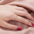Anello dorato con doppio cuore traforato e zirconi su sfondo in seta rosa decorativo - Oro / Stile Patchwork a Cuore (SE891)