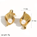 Dettaglio di orecchini con perla in oro 18k a forma di foglia, dimensioni 17,8 x 27,5 mm - Orecchini con Perla (TE60641-PL)