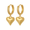 Orecchini a cuore dorati con dettagli in cristallo su uno sfondo bianco pulito - Stile Orecchino Ciondolo Cuore (CX-E982)
