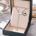 Collier en Y en titane argenté avec chiffres romains et pendentif rond dans son écrin - 8825 - Argent