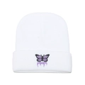 Dettaglio del berretto in maglia bianca con ricamo di farfalla viola e scritta d'arte - M (56-58cm) / Bianco