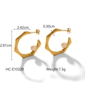 Detalle de pendientes en C de acero bañados en oro de 18K con elegantes perlas - Estilo de Perla Geométrica Irregular Dorada (HC-E10329)