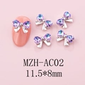Détail d'un bijou d'ongle nœud dégradé bleu et violet sur un ongle de démonstration - Base Argentée Rose Violet Étoilé (AC02)