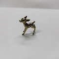 Nahaufnahme einer Vintage-Hirschfigur aus Messing mit feinen Details und Antik-Finish - Hirsch
