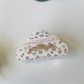 Vue détaillée de la pince à cheveux crème avec motif léopard et ruban fleuri à carreaux - Acrylique / Nuage Léopard à Carreaux Roses