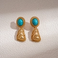 Dettaglio degli orecchini vintage in oro con pietre turchesi ovali e pendenti rigati - Orecchini blu