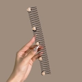 Wellenförmiger Haarreif mit fünf herzförmigen Perlen mit Goldrand und schwarzem Spiraldraht - Herz Perle Stil