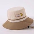 Detail van geborduurde smile-patch en verstelbaar koord op de kinder vissershoed - Eén Maat (54cm) / camel