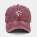 Gros plan de la broderie soleil blanche sur casquette en coton lavé bordeaux - Réglable / Bordeaux