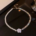 Detalle del collar de perlas y strass con un colgante en forma de flor de camelia blanca - Dorado