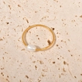 Dettaglio macro di un anello vintage placcato oro con perla d'acqua dolce naturale bianca - US 6