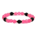 Dettaglio del bracciale con occhio di gatto rosa e pietra vulcanica nera con distanziatori - 305 Rosso Rosa
