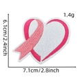 Gedetailleerde weergave van de 7,1cm x 6,1cm roze lint hart borduurpatch met maten - Stijl 5 (Gradiënt Hartlint)