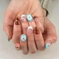 Kurze ovale künstliche Nägel mit blau-braunem Krokodilmuster und Blumen-Nagelkunst - Florales Krokodilmuster Französischer Mischstil (JP3820)