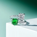 Makroansicht des offenen Rings mit quadratischem Smaragd und Diamant im Baguette-Schliff - Einstellbar Offen / Grün