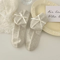 Hellgraue gerippte Socken mit weißer Seidenschleife in sanftem Creme-Ästhetik-Stil - Einheitsgröße / Beigegrau