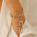 Detailopname van een zilveren gehamerde kruishanger met een toggle-sluiting aan de ketting - Zilveren Armband (Hol kruis S503)