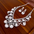 Gros plan sur l'ensemble collier en V en cristal argenté et boucles d'oreilles gouttes - Tige en Argent Argent Ensemble Géométrique