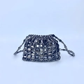 Dettaglio delle paillettes metalliche nere e della struttura a rete della mini borsa - Grafite