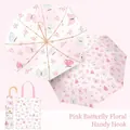 Détail d'un parapluie rose à fleurs et papillons avec double imprimé et poignée dorée - Poignée Courbe Dorée-Papillon Rose Floral