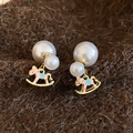 Dettaglio di orecchini di perle con ciondoli a forma di cavallo a dondolo smaltato - Perno in Argento-Bianco-Rosa