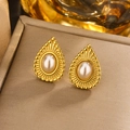 Vintage 18K gold-plated teardrop stud earring with central pearl and ribbed textures - E-369 / Gold White Pearl