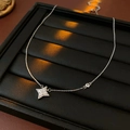Dettaglio di una collana a stella in argento con zirconi su un vassoio per gioielli - Collana - Argento