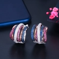 Gros plan de créoles multicouches avec zircons micro-pavés bleus et roses - Rouge