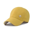 Dettaglio ravvicinato di un berretto di cotone giallo zenzero con logo M in metallo - Regolabile / Giallo