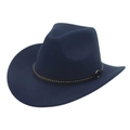 Détail d'un chapeau de cowboy bleu marine avec une bande en cuir noir ornée de clous argentés - 56-60cm / Bleu marine