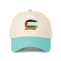 Dettaglio ricamo della scritta Palestine e bandiera su cappello bicolore stile trucker - Bianco sporco/Blu lago