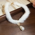 Detalle de una gargantilla de felpa con colgante de trébol dorado y una perla barroca - 1# Estilo de Perla de Trébol de Cuatro Hojas Dorado de Felpa Blanca
