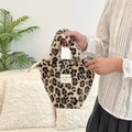 Dettaglio della borsa in peluche leopardata con cerniera ed etichetta del marchio - Leopardo Crema