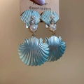 Dettaglio di orecchini a conchiglia con smalto blu, perle bianche e cristalli scintillanti - Conchiglia Blu Chiaro (Perno in Argento 925)